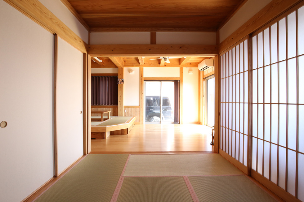 02－ご主人の一番のお気に入りの居間に畳コーナーのある家－福岡県朝倉市堤_1292-980.jpg