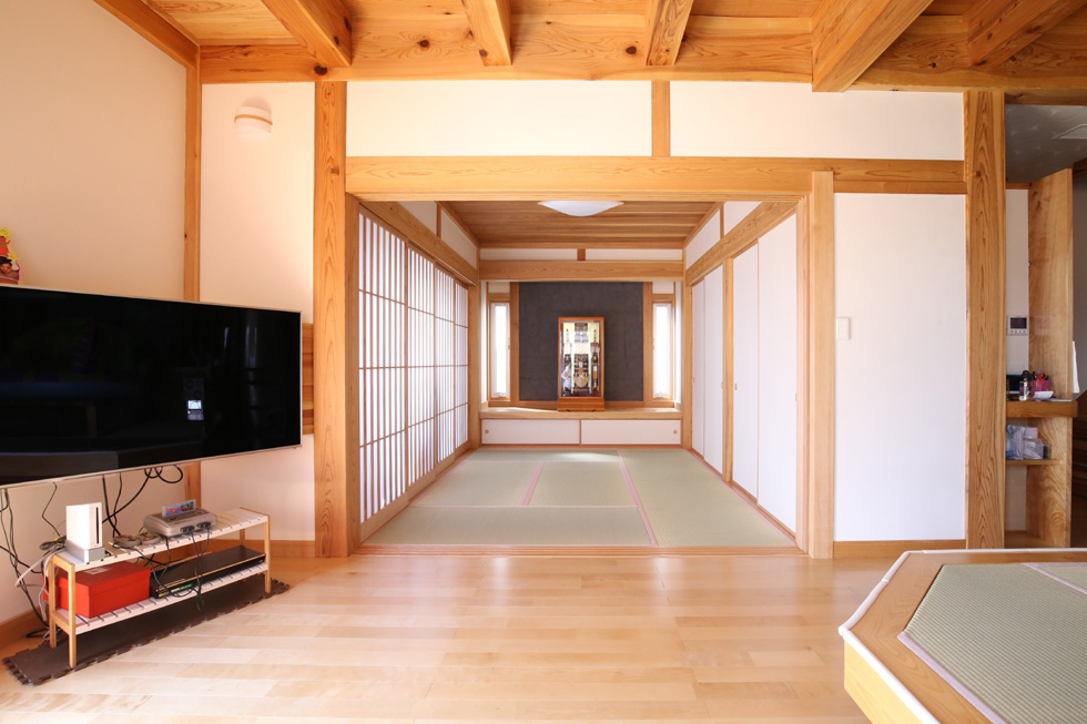 02－ご主人の一番のお気に入りの居間に畳コーナーのある家－福岡県朝倉市堤_1316-980.jpg