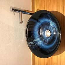 手洗い鉢です。　小石原焼の秀山窯の作品です。　とても綺麗な色を出しています。　手洗い鉢には、毎回　使わせて頂いております。